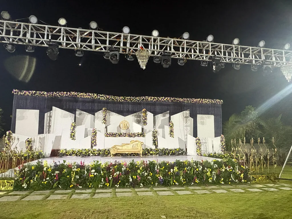 ALOHA Resorts — decorated wedding stage on grand outdoor lawn, 1000 guest capacity